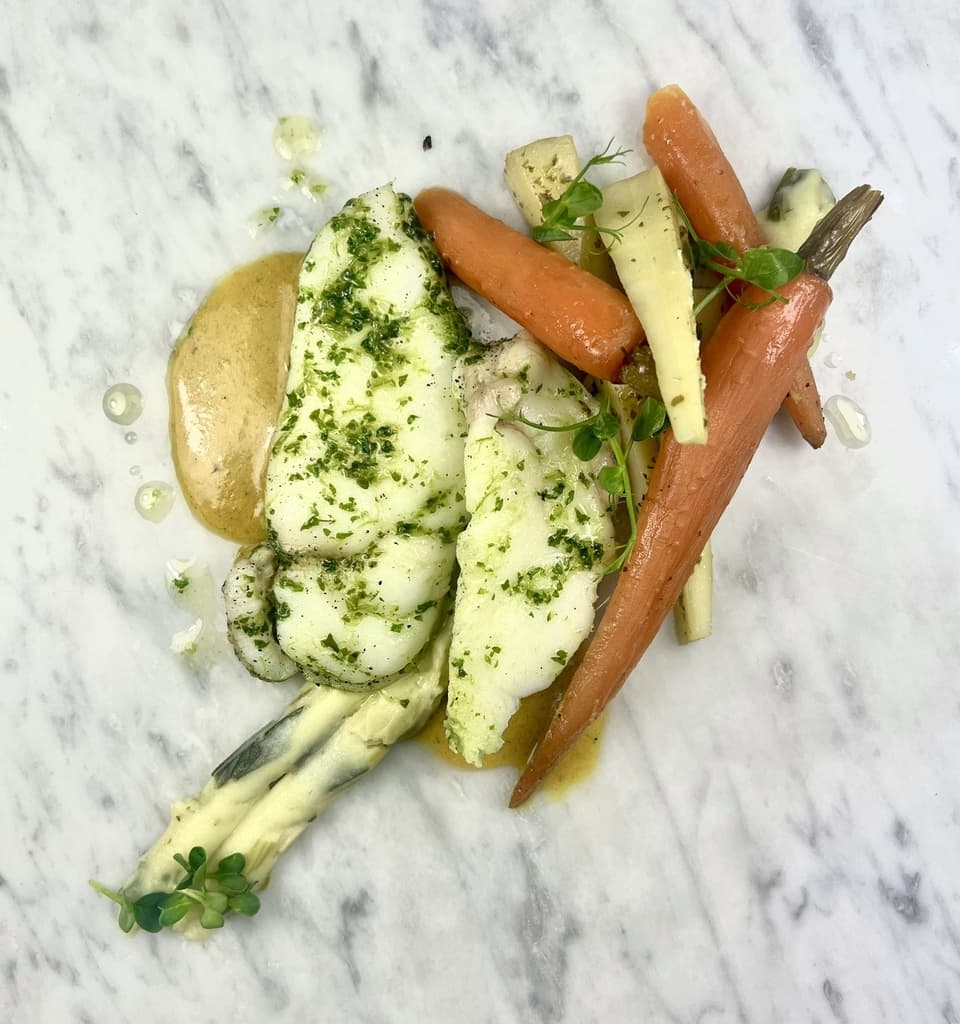 FILET DE LOTTE / SAUCE JAUNE AU LAIT DE COCO ET CURRY / PURÉE DE POIREAUX / CAROTTES ET PANAIS