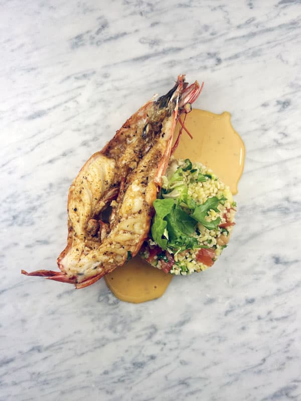 GAMBAS GEANTE GRILLEE / BOULGOUR AUX HERBES / SAUCE ROUGE AU LAIT DE COCO (1 pers.)