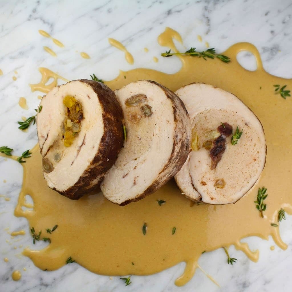 FILET DE DINDE DE FERME / FARCE AUX FRUITS D'HIVER / SAUCE LÉGÈREMENT CRÉMÉE (1 pers.)