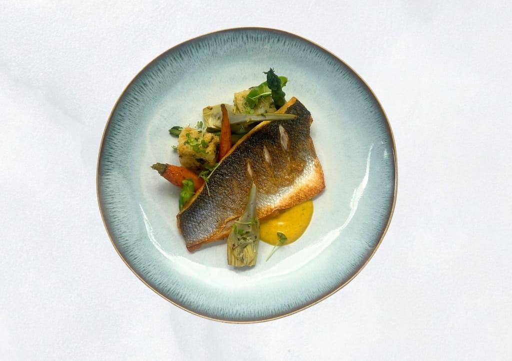 CLEOPATRA / FILET DE BAR / RIZ FRIT, ARTICHAUT, ASPERGES VERTES, JEUNES CAROTTES / SAUCE CURRY JAUNE