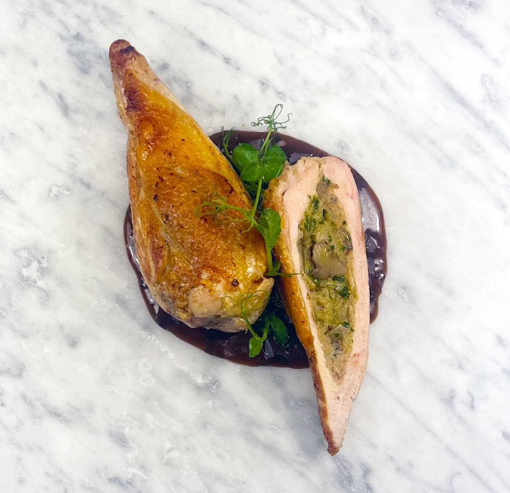 FILET DE POULARDE / FARCE CHOU–CHÂTAIGNE / SAUCE JUS BRUN À L’ÉCHALOTE VINAIGRÉE - 1 PERS