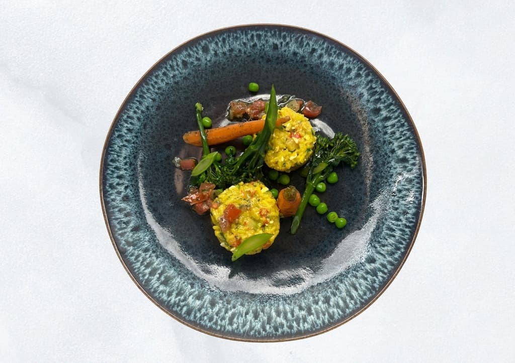 OIGNONS EN JARDIN DE PRINTEMPS / PUREE MOUTARDE A L ANCIENNE / LEGUMES DE SAISON / SAUCE VIERGE