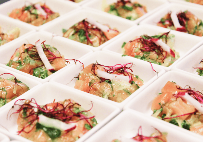 Bouchées de walking dinner dressées en coupelles par Fonteyne The Kitchen