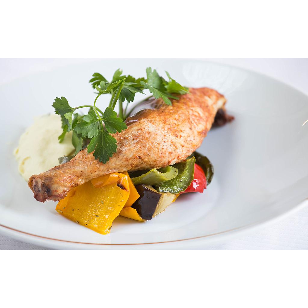 GEGRILDE KIPPENBOUT, PROVENCAALSE GROENTEN, PUREE MET BASILICUM, BRUINE JUS