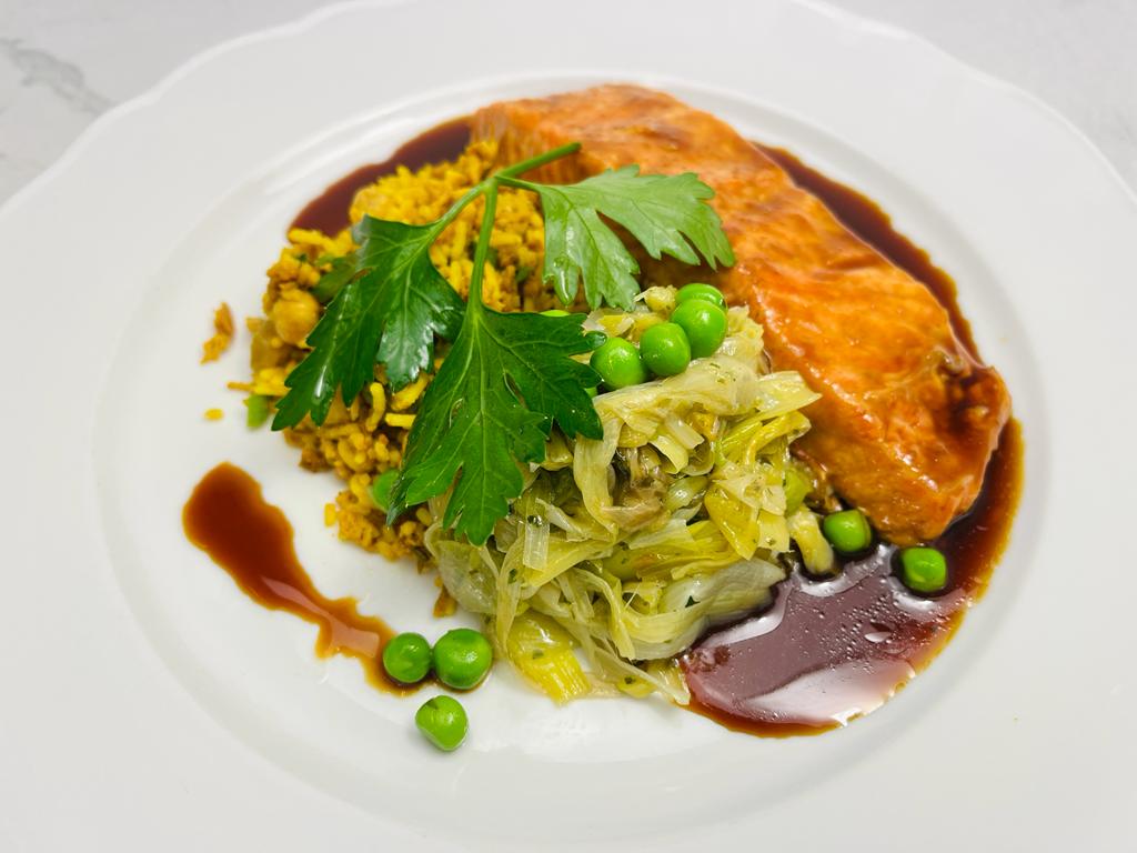 1 - 7P SALMON FILLET, LEEKS AND PEAS WITH SHALLOTS, BASMATI RICE WITH CHICKPEAS AND RAISIN