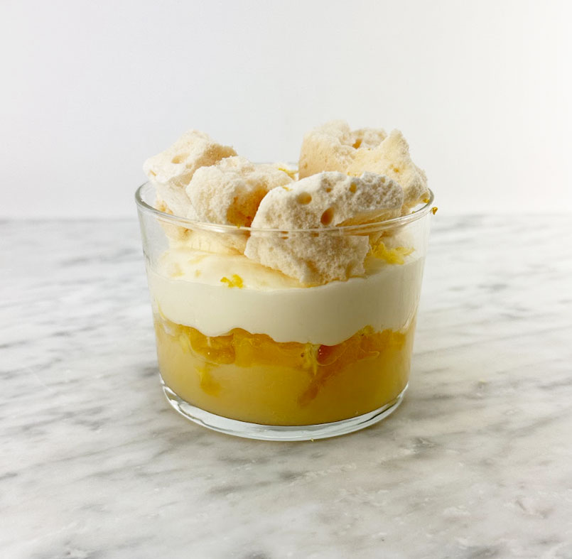 PAVLOVA MET CITRUSVRUCHTEN IN VAAS