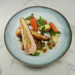 [7976 - 80 / FTK] ATHENA / SUPREME DE PINTADEAU FARCI A LA MEDITERANEENNE / SAUCE VIERGE / JEUNES CAROTTES ET SUGAR SNAPS AU LAURIER / BELLES DE FONTENAY